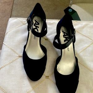 Ann Klein Sport shoes. Black 8M. NWOT. NEW never worn. Still in box!